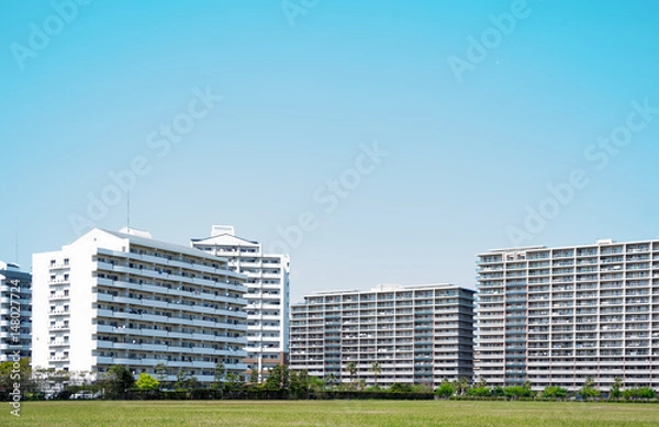 Obraz マンションと青空