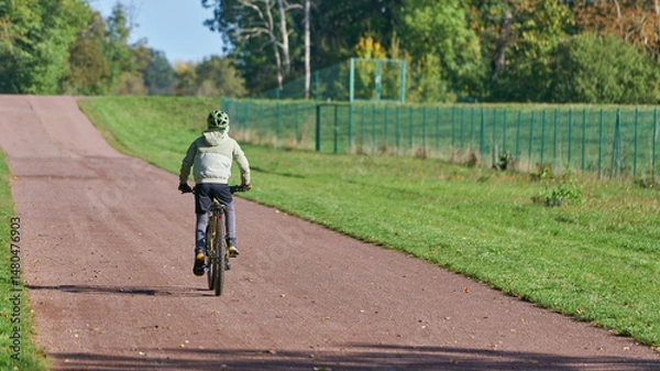 Obraz junger sportlicher Fahrradfahrer auf einem Weg im Herrenkrugpark in Magdeburg