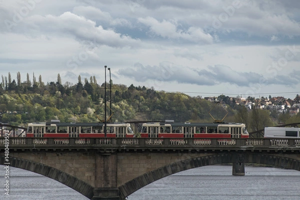 Fototapeta Straßenbahn auf einer Brücke in Prag