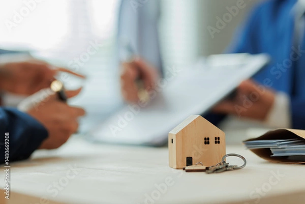 Obraz A real estate agent explains interest rates and home purchase contract details to a client, helping them understand the financial terms before buying a property.