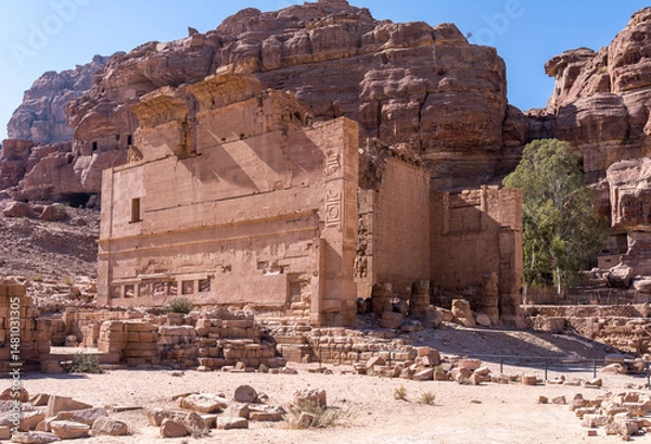 Fototapeta Side view of the Qasr al-Bint Far'un or Castle of the Pharaoh's Daughter in Petra