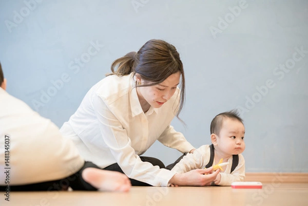 Fototapeta 室内で、赤ちゃんと遊ぶお母さん