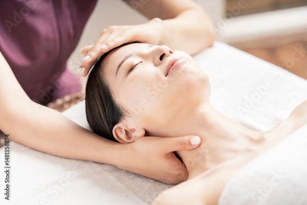 Obraz エステサロンで頭と首をマッサージされる若い女性