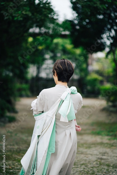 Obraz お宮参りで赤ちゃんを抱っこした女性の後ろ姿