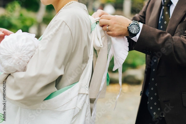 Obraz お宮参りで産着をかけられる女性