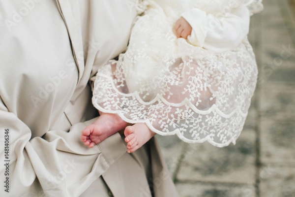 Obraz お宮参りで赤ちゃんを抱っこする母親