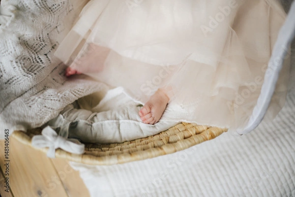 Obraz ドレスからのぞく赤ちゃんの足