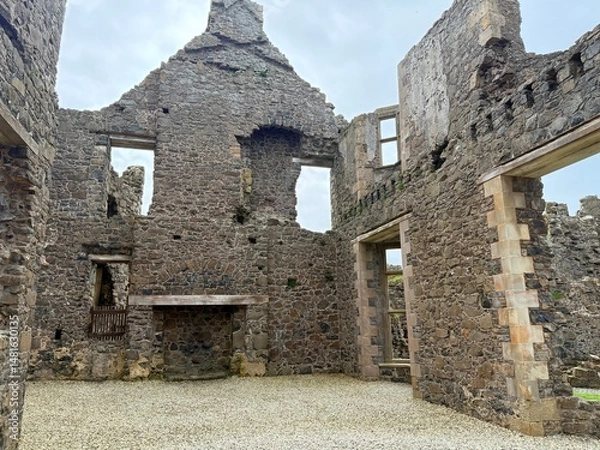 Obraz Dunluce Castle, perched on Northern Ireland's rugged Antrim Coast, showcases dramatic medieval ruins against windswept cliffs. Its weathered stone walls and sea views evoke history and mystery, ideal 