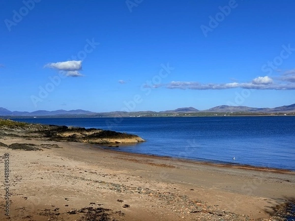 Obraz Islay, Scotland’s whisky haven, blends rugged natural beauty with pristine seas and abundant birdlife. Known for peaty single malts and serene coastal landscapes, it’s a gem for nature and spirits-the
