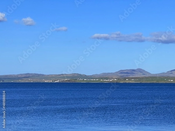 Obraz Islay, Scotland’s whisky haven, blends rugged natural beauty with pristine seas and abundant birdlife. Known for peaty single malts and serene coastal landscapes, it’s a gem for nature and spirits-the