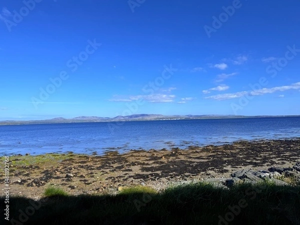 Obraz Islay, Scotland’s whisky haven, blends rugged natural beauty with pristine seas and abundant birdlife. Known for peaty single malts and serene coastal landscapes, it’s a gem for nature and spirits-the