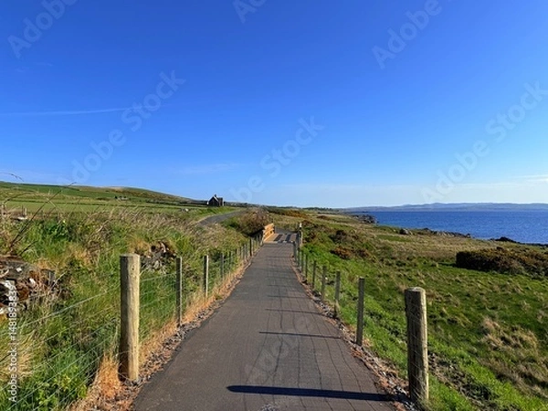 Obraz Islay, Scotland’s whisky haven, blends rugged natural beauty with pristine seas and abundant birdlife. Known for peaty single malts and serene coastal landscapes, it’s a gem for nature and spirits-the