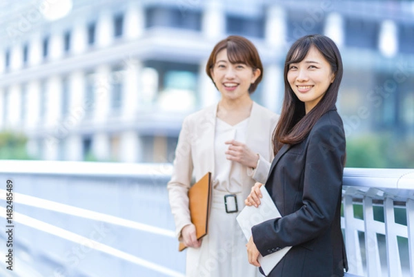 Fototapeta 2人のビジネスウーマン