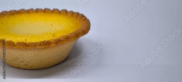 Fototapeta Egg tarts that are crispy on the outside and soft on the inside. Egg tarts that have a rich and creamy egg aroma. Egg tarts on white background.