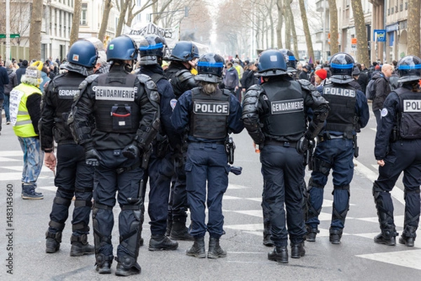 Fototapeta policiers regroupés en intervention lors d'une manifestation dans la rue