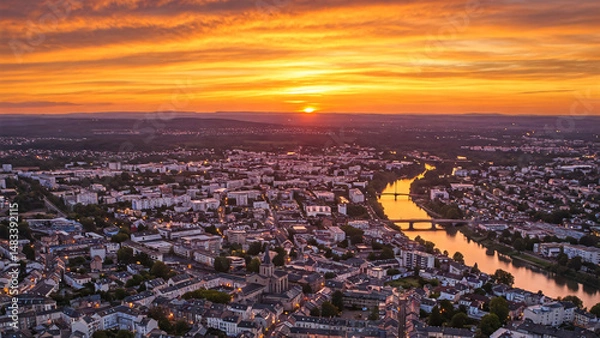 Fototapeta Evocation de Montluçon en France, vue panoramique au coucher du soleil