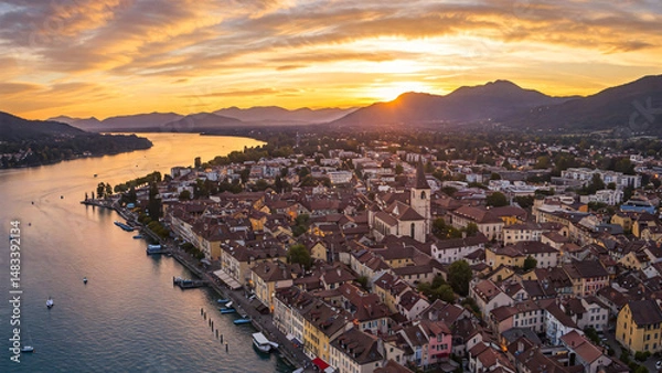 Fototapeta Evocation de Annecy en France, vue panoramique au coucher du soleil