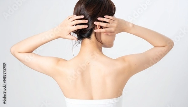 Fototapeta セルフケアで二の腕を触る女性