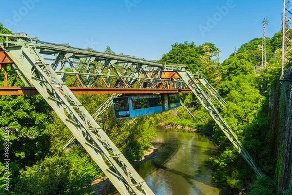 Fototapeta Eine Schwebebahn in der Nähe der Haltestelle Kluse, Wuppertal, Deutschland