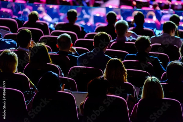 Obraz Publiczność słucha przemówienia wykładowcy w sali konferencyjnej