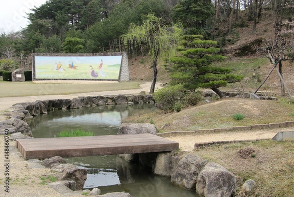Obraz 日本：万葉の森 船岡山公園／古代史を題材とした蒲生野遊猟レリーフと水場の風景／滋賀県東近江市