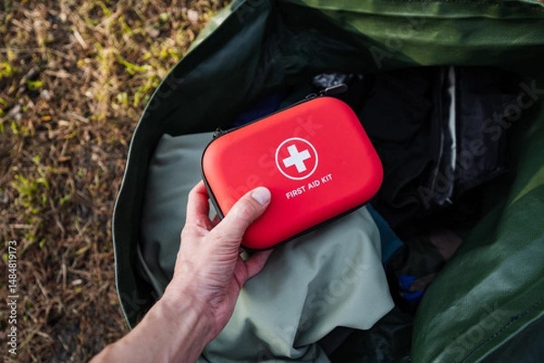 Obraz This portable first aid kit is designed for outdoor adventures, ensuring safety while exploring nature, with an emphasis on effective prevention strategies to manage potential risks