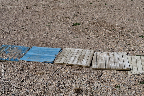 Obraz Chemin de planches sur le sable; Promenade à la plage.