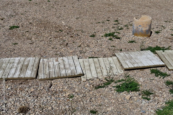 Obraz Chemin de planches sur le sable; Promenade à la plage.
