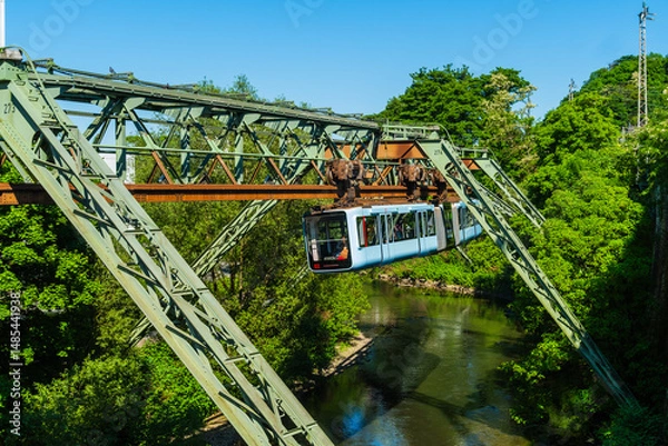 Fototapeta Eine Schwebebahn  in der Nähe der Haltestelle Kluse, Wuppertal, Deutschland