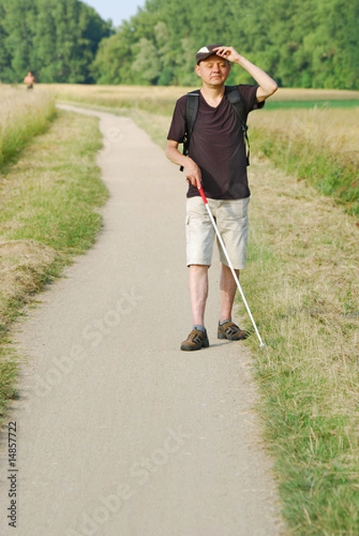 Obraz Sehbehinderter Mann beim Spazieren in der Natur