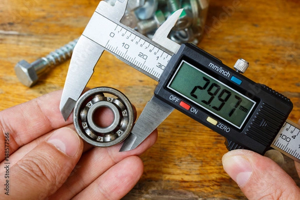 Obraz Measuring the outer diameter of a ball bearing with an electronic caliper