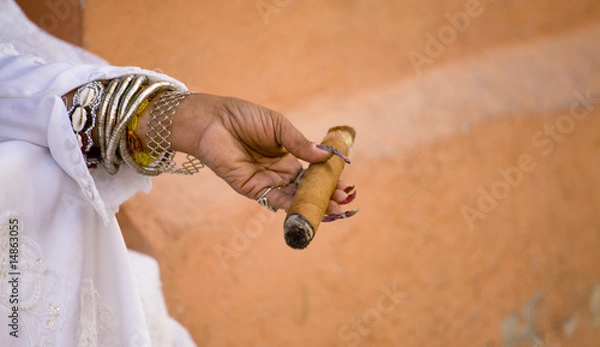 Obraz woman's hand holding a cigar