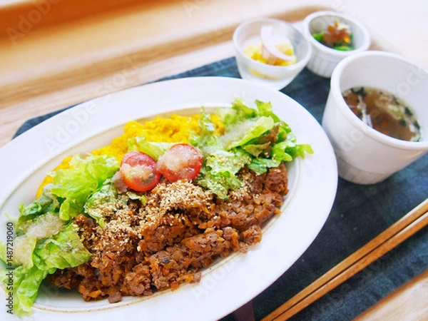 Obraz 動物性食品を使っていないベジタブルミートの
料理"野菜そぼろごはん"
