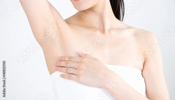 Fototapeta 脇の脱毛ケアをする女性・美容とスキンケアのイメージ