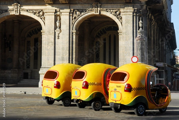 Fototapeta cocotaxi do transportu turystycznego w Hawanie na Kubie