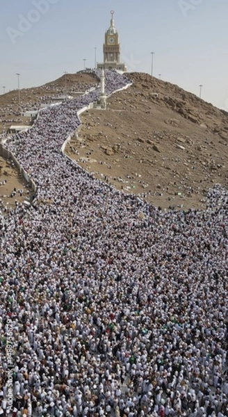 Obraz Massive Gathering of Pilgrims Ascending Mount Arafat during Hajj Pilgrimage in Mecca, Saudi Arabia