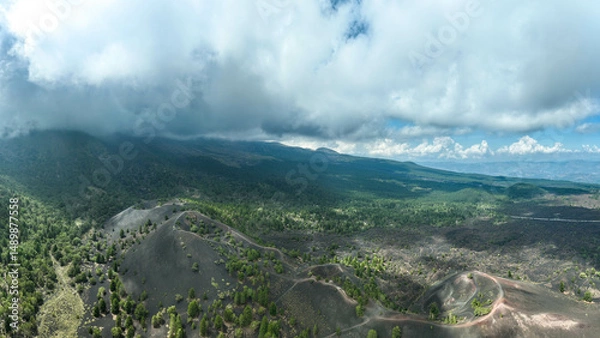 Fototapeta Etna e i Crateri Sartorius  - Panoramica dall alto della località turistica in Sicilia