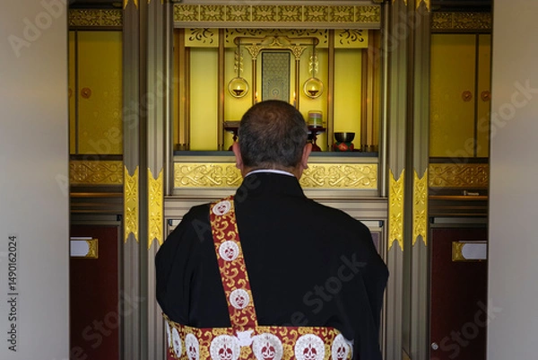 Fototapeta 納骨堂の仏壇で合掌をするお坊さん