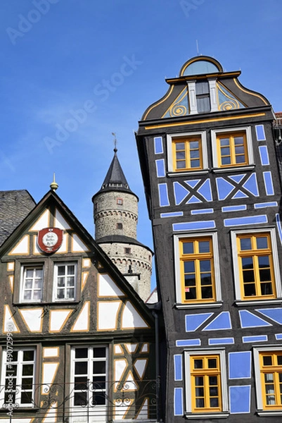 Fototapeta Fachwerkhäuser, Hexenturm und Stadtbücherei in Idstein, Deutschland
