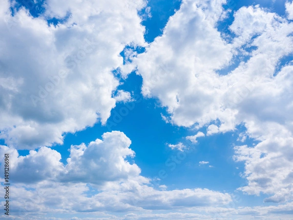 Fototapeta Un beau ciel bleu de printemps avec des nuages blancs nuageux