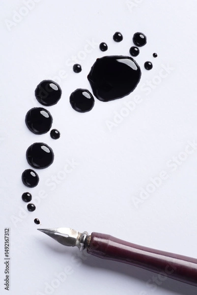 Fototapeta macchie di inchiostro nero con penna  su carta bianca