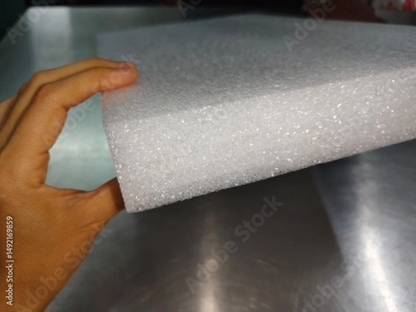 Fototapeta EPE FOAM is a soft foam made from polyethylene foam. It protects the product from scratches. The foam is white and soft.