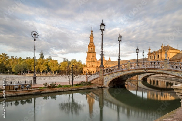 Fototapeta Long exposure of the iconic Plaza de Espana in the centre of Seville and the historical park Maria Luisa