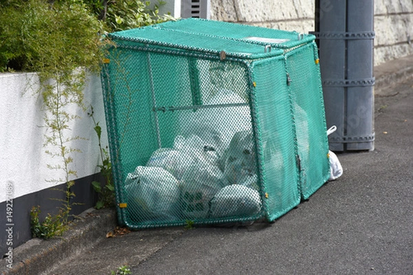 Obraz カラス対策などをしているゴミ置き場（日本のごみ収集所風景）
