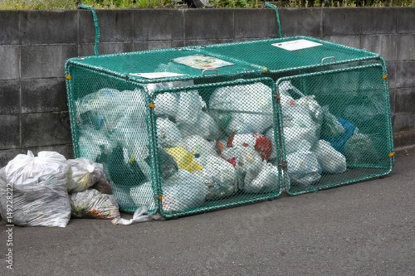 Obraz カラス対策などをしているゴミ置き場（日本のごみ収集所風景）