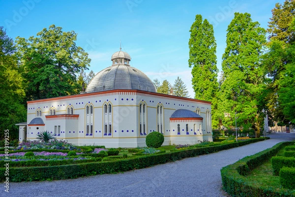 Fototapeta Bathhouse in a decorated park in Daruvar, Croatia. White building with a dome. 