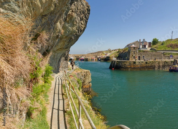 Fototapeta Amlwch Anglesey. A walkway is next to a body of water at the small fishing port