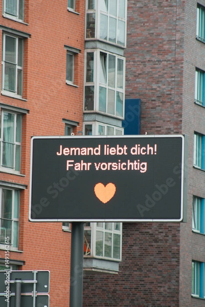 Fototapeta Herzliche Verkehrsinfo in Köln: „Jemand liebt dich – fahr vorsichtig“