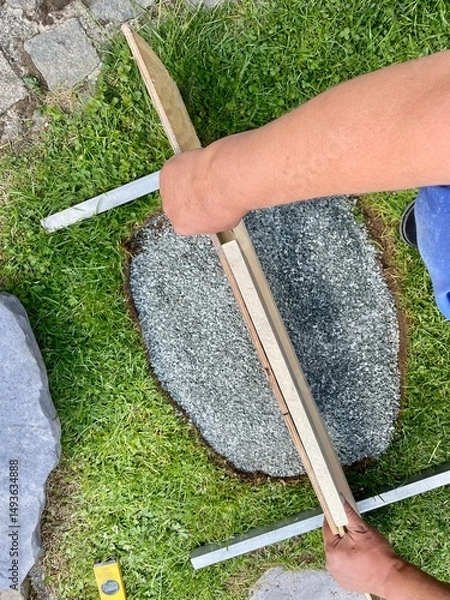 Fototapeta Verlegesplit abziehen, Untergrund für Trittsteine vorbereiten