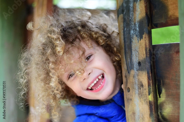 Obraz Glückliches Kind beim Spielen auf einem Spielplatz